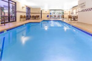 圣路易斯帕克明尼阿波利斯西部圣路易斯公园春季山丘套房酒店的酒店内有一个蓝色的游泳池
