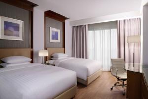 首尔首尔时代广场万怡酒店的酒店客房配有两张床和一张书桌