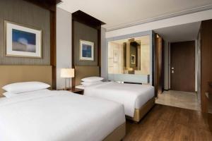 首尔首尔时代广场万怡酒店的酒店客房,设有两张床和镜子
