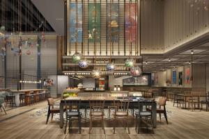 天津国家会展中心天津福朋喜来登酒店的用餐室配有桌椅和彩色玻璃窗