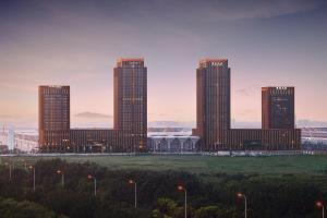 天津国家会展中心天津福朋喜来登酒店的城市中一群高大的建筑