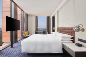 天津国家会展中心天津福朋喜来登酒店的配有一张床和一台平面电视的酒店客房