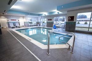 俄勒冈州TownePlace Suites by Marriott Toledo Oregon的在酒店房间的一个大型游泳池