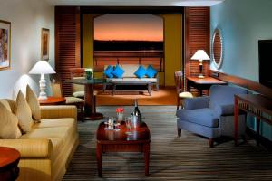 索瓦马死海万豪酒店&度假村的客厅配有沙发和桌子
