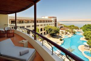 索瓦马死海万豪酒店&度假村的阳台享有带游泳池的度假胜地的景致。