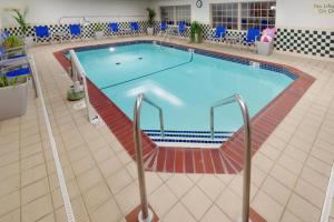 乔普林乔普林唐普雷斯套房酒店的在酒店房间的一个大型游泳池