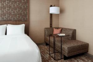 布尔里奇芝加哥西南布尔里奇万豪酒店 的配有一张床和一把椅子的酒店客房
