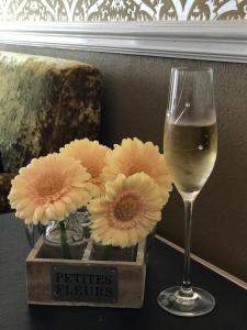 伊斯特布恩亚特兰大旅馆的花瓶旁的一杯葡萄酒