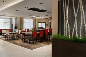 米西索加多伦多米西索加/西部万豪庭院酒店的一间用餐室,配有红色的椅子和桌子
