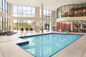 米西索加多伦多米西索加/西部万豪庭院酒店的一座大型游泳池,位于一座带玻璃窗的建筑内