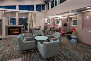 达拉斯Residence Inn by Marriott Dallas at The Canyon的大堂配有沙发、椅子和壁炉