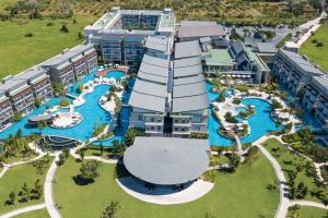 蔻立Le Meridien Khao Lak Resort & Spa的享有带游泳池的度假村的空中景致