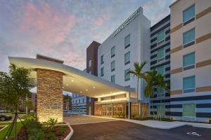 西棕榈滩Fairfield by Marriott Inn & Suites West Palm Beach的酒店前方的 ⁇ 染
