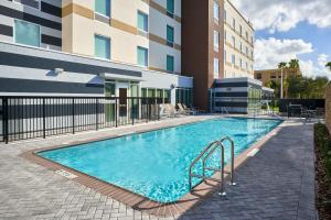 西棕榈滩Fairfield by Marriott Inn & Suites West Palm Beach的大楼前的游泳池