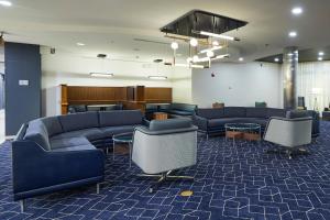 梅德福梅德福机场万怡酒店的大厅里一个带沙发和椅子的等候室