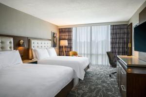 拉瑟福德梅多兰兹万丽酒店的酒店客房设有两张床和电视。