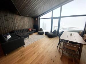 NoresundCosy apartment with ski in/out的客厅配有沙发和桌子