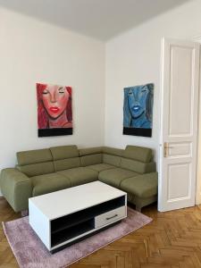 格拉茨ARTLIVING Apartment-Top 3 Self check-in的客厅配有沙发和两幅画作