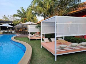 盘蓬PM Lake Mabprachan Pattaya的度假村旁带躺椅的游泳池