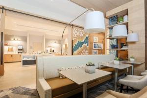 弗赖拉辛Residence Inn by Marriott Dallas Frisco的一间带桌椅的餐厅和一间厨房