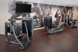卡温顿Cincinnati Marriott at RiverCenter的健身房设有3台跑步机和电视