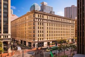 旧金山旧金山皇宫豪华精选酒店的城市中心一座大建筑