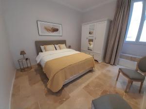 ŻabbarPalazzo Pisani Malta B&B的卧室配有床、椅子和窗户。