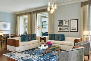 旧金山旧金山皇宫豪华精选酒店的客厅配有两张沙发和一张桌子