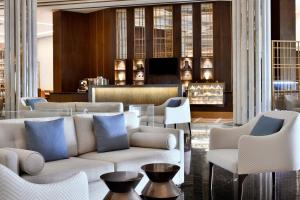 利雅德万豪酒店利雅得机场店的大厅在房间内配有沙发和椅子