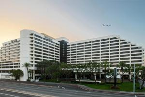 洛杉矶洛杉矶机场威斯汀酒店的飞机飞越了一座大建筑