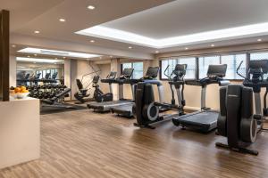 里弗赛德里弗赛德会议中心万豪酒店的健身房设有跑步机和椭圆机