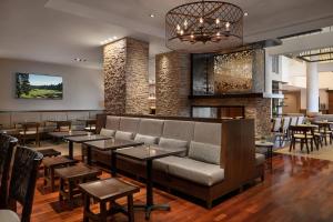 里弗赛德里弗赛德会议中心万豪酒店的一间带沙发和桌椅的餐厅