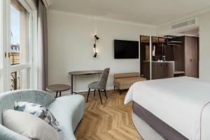 柏林The Westin Grand Berlin的酒店客房配有一张床铺和一张桌子。