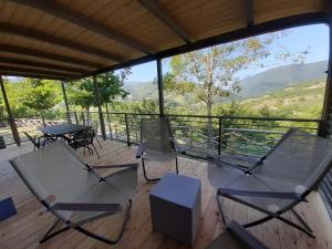 PreciCamping Villaggio Il Collaccio的山景甲板配有桌椅