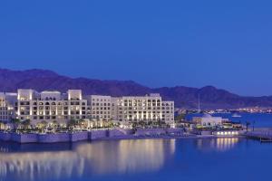 亚喀巴Al Manara, a Luxury Collection Hotel, Aqaba的水面上的大型建筑