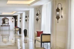 亚喀巴Al Manara, a Luxury Collection Hotel, Aqaba的酒店带桌椅的走廊