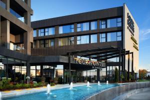 普里什蒂纳Four Points by Sheraton Prishtina City的一座建筑前面有喷泉