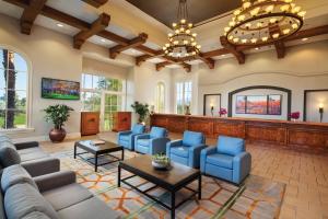 棕榈荒漠谢杜里奇I号万豪村庄酒店的一个带蓝色椅子的大型大堂和等候室