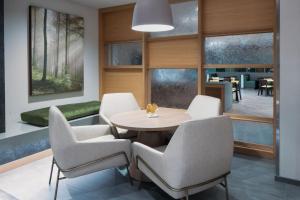 萨默塞特Fairfield by Marriott Inn & Suites Somerset的一间带桌椅的用餐室
