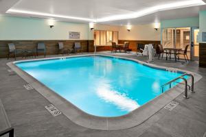 萨默塞特Fairfield by Marriott Inn & Suites Somerset的在酒店房间的一个大型游泳池