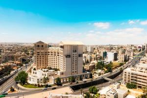 安曼Sheraton Amman Al Nabil Hotel的城市的空中景观,建筑和道路