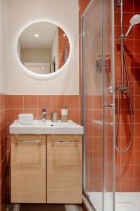 巴黎Edgar Suites Grands Boulevards - Boulanger的一间带水槽和淋浴的浴室