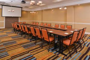 奥尔巴尼基恩市中心万豪费尔菲尔德酒店的大型会议室,配有长桌子和椅子