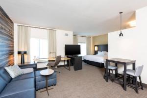 印第安纳波利斯Residence Inn by Marriott Indianapolis South/Greenwood的酒店客房设有一张沙发和一张床