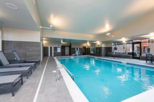 印第安纳波利斯Residence Inn by Marriott Indianapolis South/Greenwood的在酒店房间的一个大型游泳池