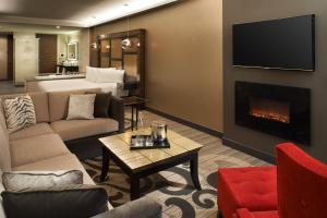 克利夫兰第9街大都会品牌系列酒店的带沙发和壁炉的客厅