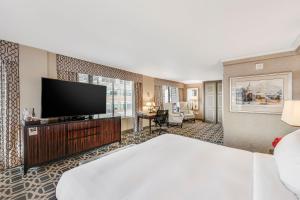 华盛顿麦迪逊希尔顿酒店的配有一张床和一台平面电视的酒店客房