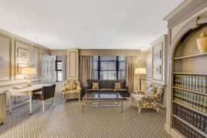 华盛顿麦迪逊希尔顿酒店的客厅配有沙发、椅子和桌子