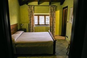 圣斯泰法诺贝尔博Cadgal - Tenuta Valdivilla的一间卧室设有一张床和一个窗口