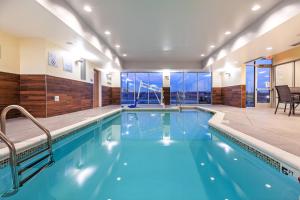 卡图萨Fairfield Inn & Suites by Marriott Tulsa Catoosa的蓝色的大游泳池,位于酒店客房内